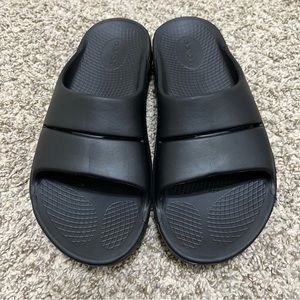OOFOS Black Men's Recovery Sandals